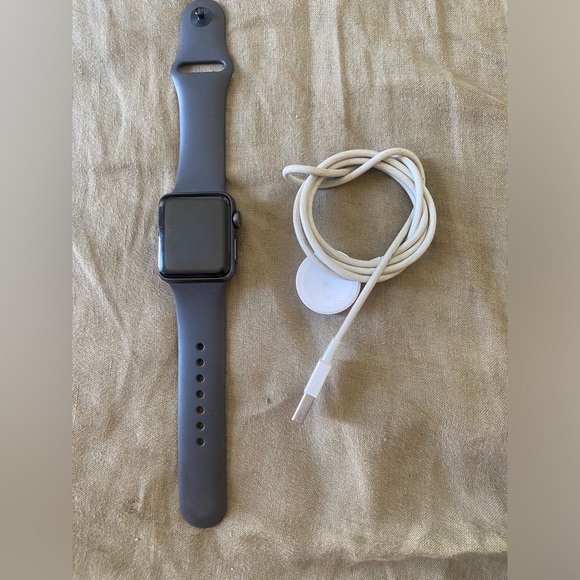 Apple Watch Series 3 - 38 MM - Picture 1 of 3